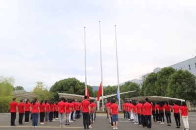 迎国庆 铭初心 天富娱乐举行国庆升旗宣誓仪式